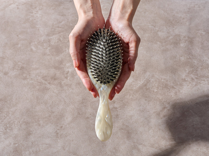 とかすだけで髪が整う猪毛×摩擦レス設計ブラシ「Nuvie」